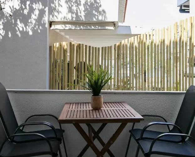 Azur Deluxe Apt.